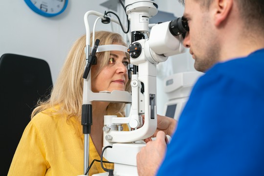 kobieta bada wzrok