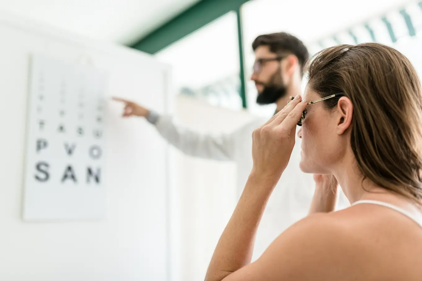 kobieta podczas badania ostrości wzroku